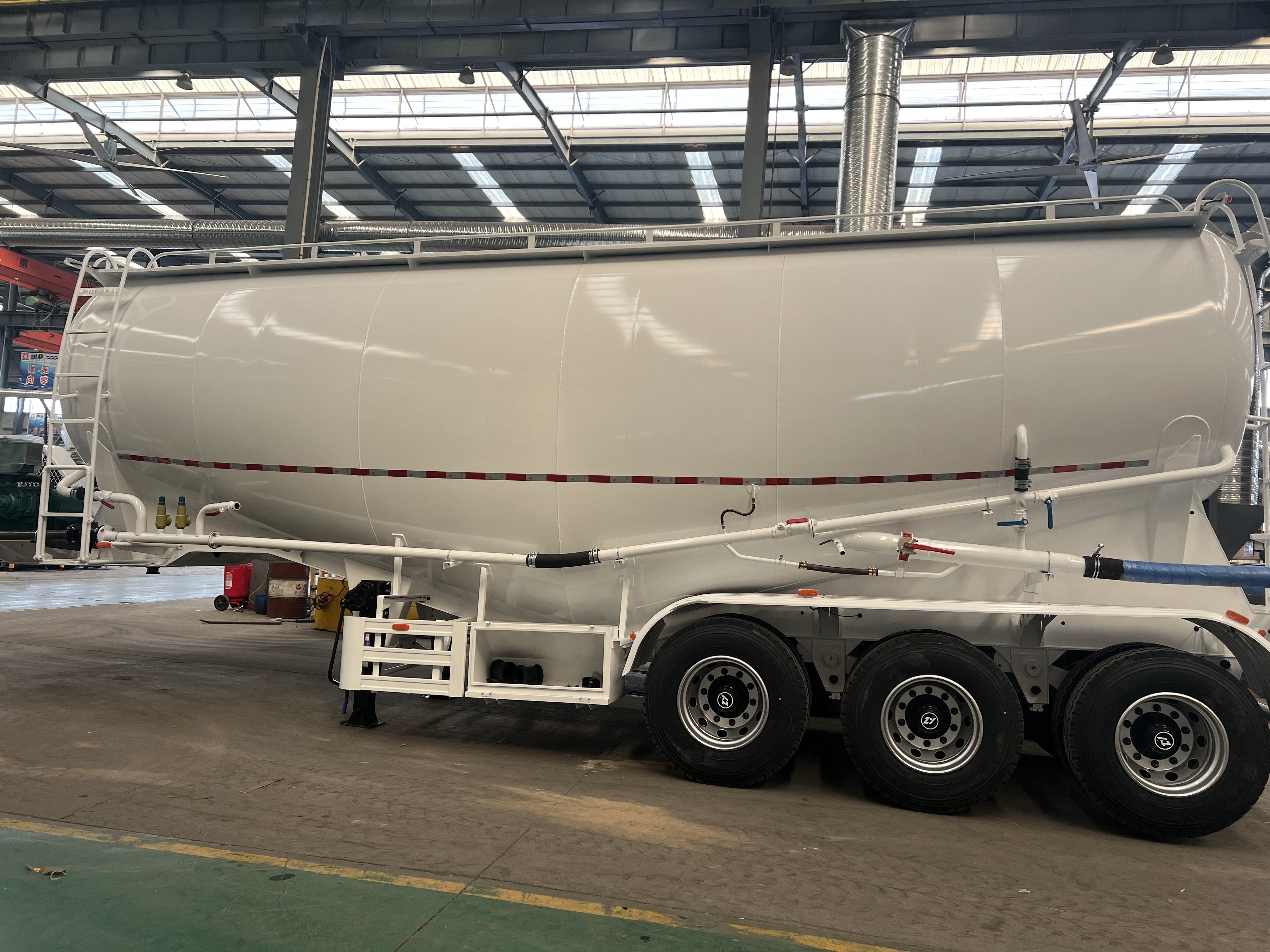 Xe tải chở dầu xi măng Derun được vận chuyển đến Zambia, thúc đẩy cơ sở hạ tầng giao thông địa phương