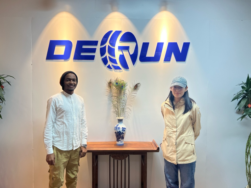 Một khách hàng ở Bắc Sudan đến thăm công ty của chúng tôi