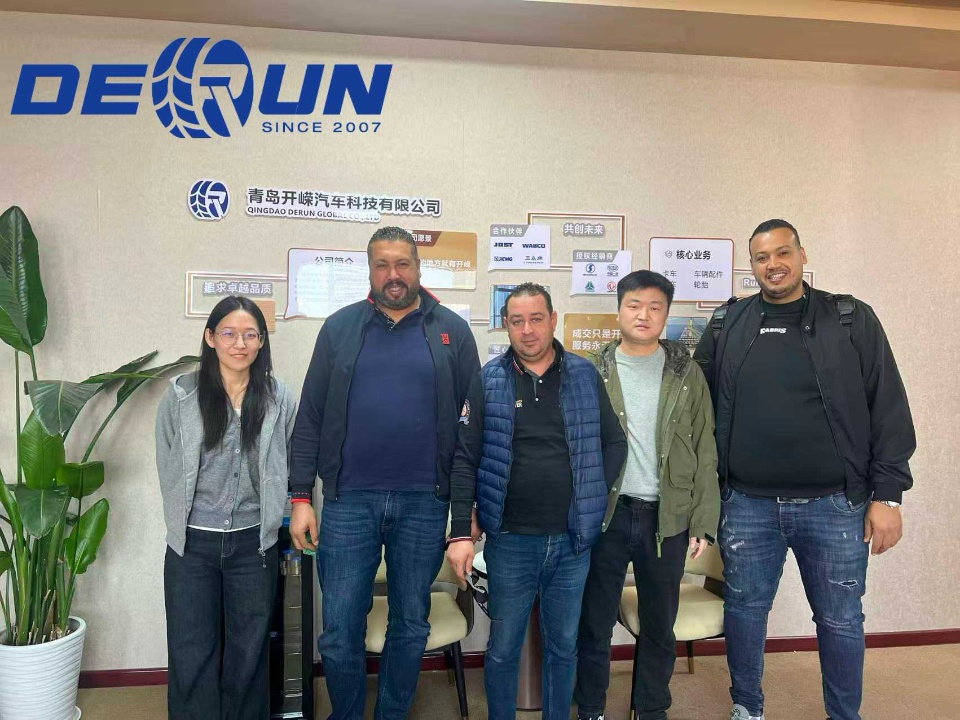 Khách hàng Algeria đã đến thăm xe Shandong Derun Khách hàng Algeria đã đến thăm xe Shandong Derun