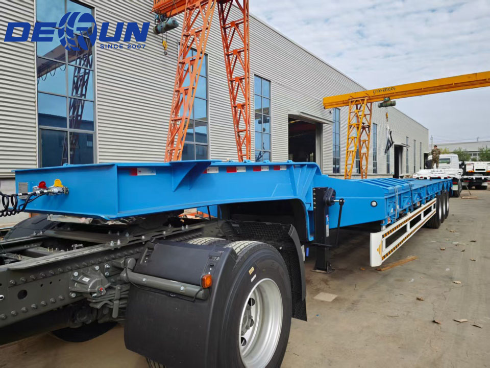 Hai sơ mi rơ moóc giường thấp ba trục sẽ được vận chuyển đến Tây Phi.