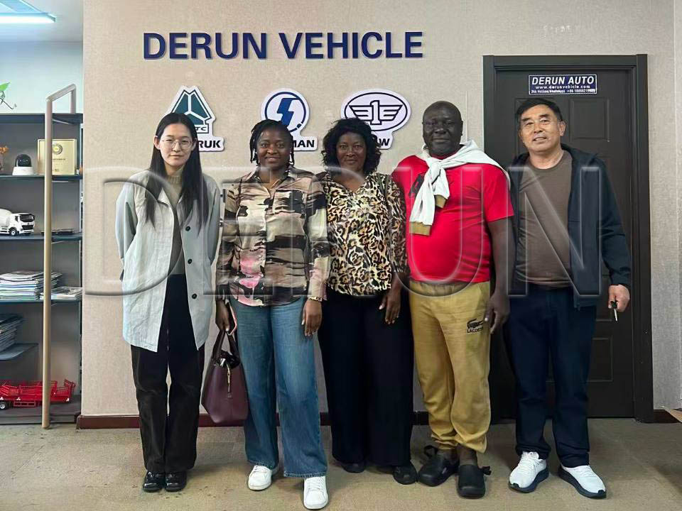 Khách hàng từ Gabon đã đến thăm Derun Auto và mua 5 chiếc xe tải