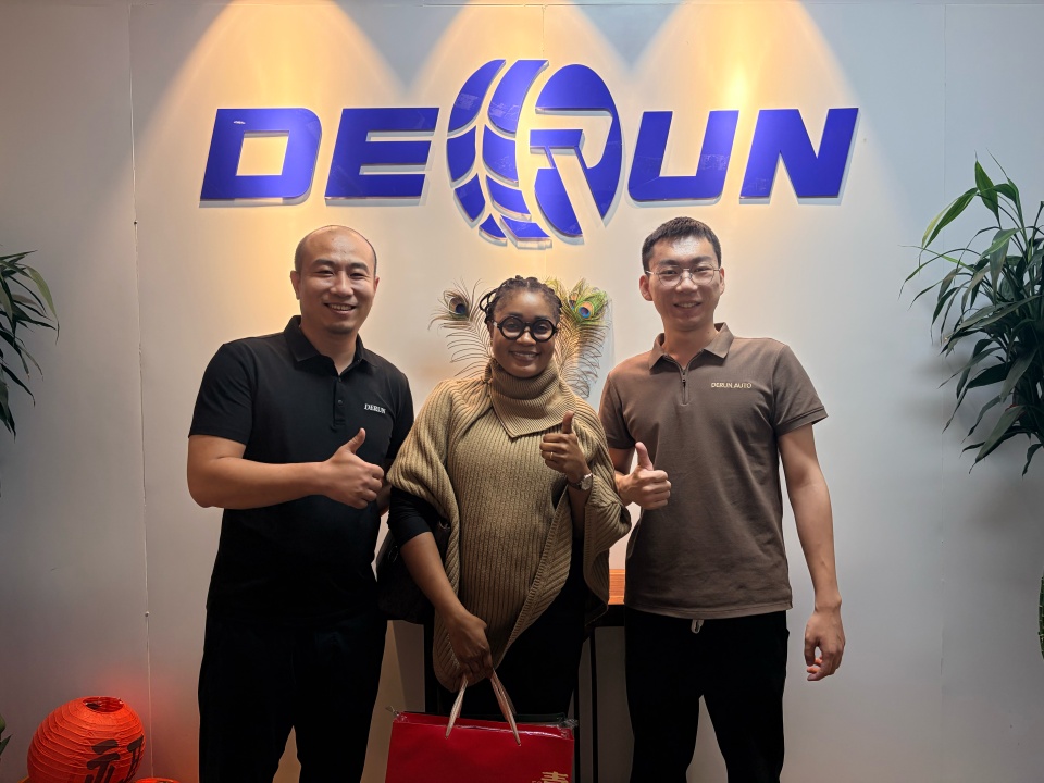 Khách hàng Guinea đã đến thăm Derun và ký hợp đồng mua xe đầu kéo và rơ moóc Sinotruk Howo 6x4